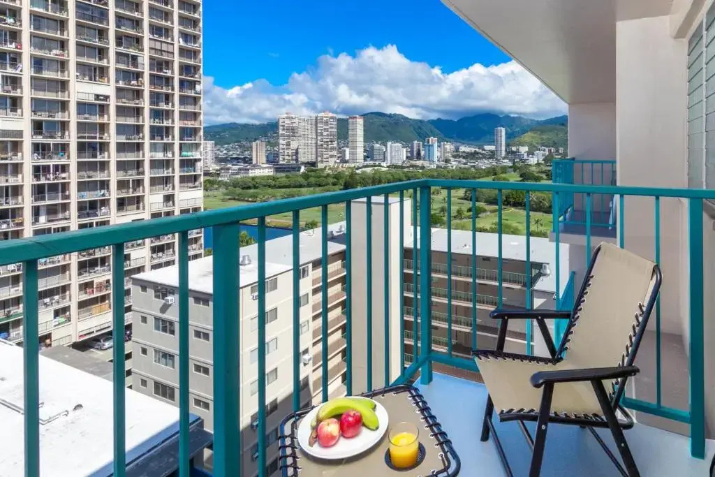 Beautifully Remodeled Studio in the Aloha Surf in Waikiki - 15th Floor - Mountain and Partial Ocean Views