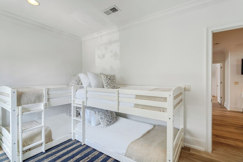 Sleeps 20, Private Pool, Putting Green, Walk to Beach Vitamin Sea by Avantstay