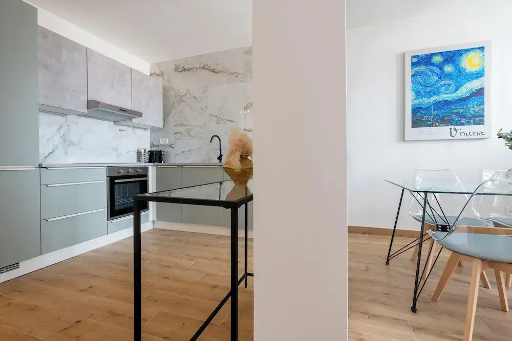 Modern apt With Balcony, 12 min Walk to the Beach