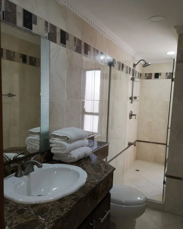 Apartamento con Balcn y Vista a la Baha del Laguito