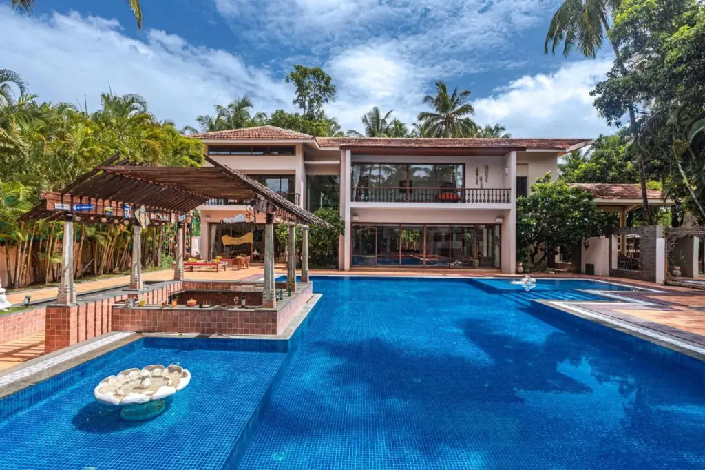 SaffronStays Casa Del Palms - 8BR luxury pool villa with gazebo, pickleball, bar & lawns near Nagaon Beach