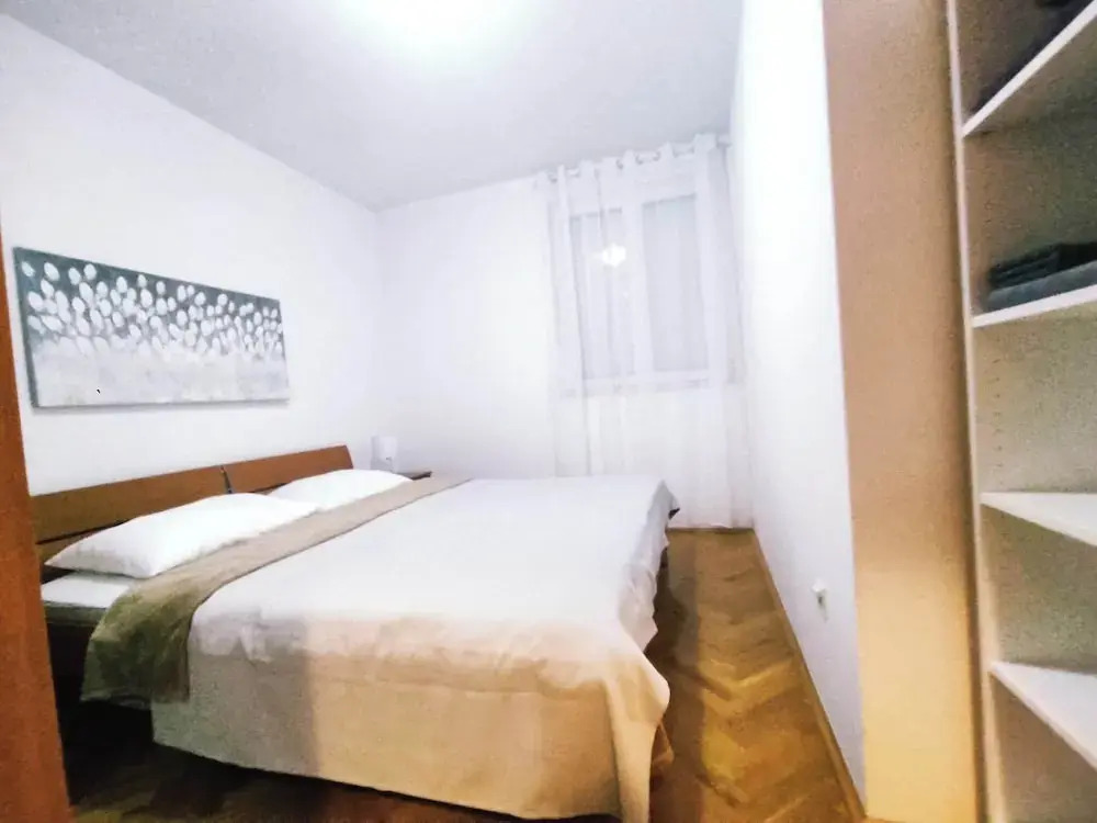 Immaculate Apartment in Center City With Parking
