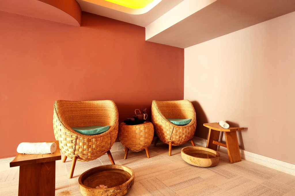 Pinehill Hotel & Suites