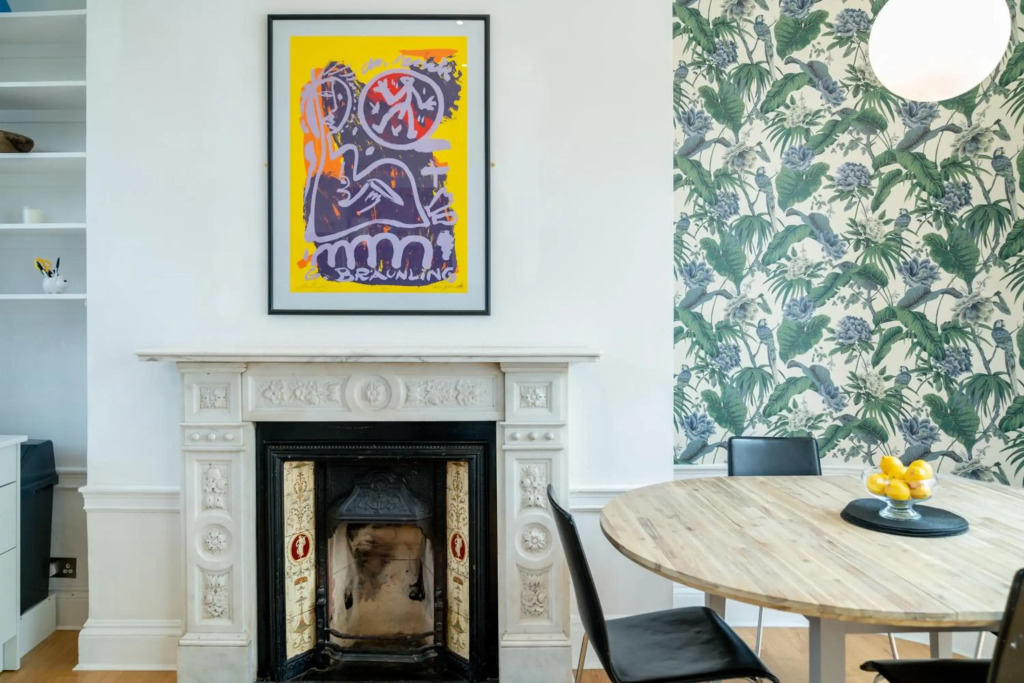 Homely 4 bedroom flat with private courtyard near Angel, East London