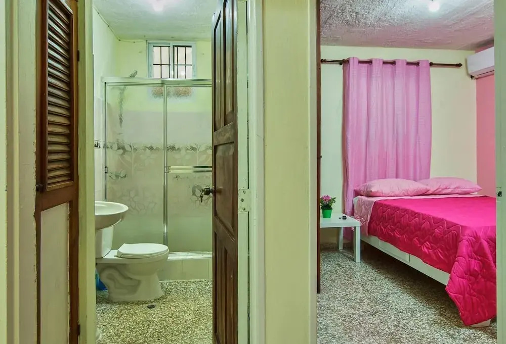 Room in Guest Room - Queen Of Hearts - Rh