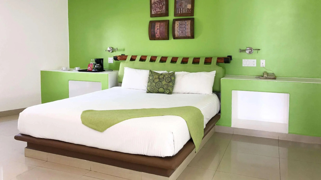 Seven Crown Express & Suites by Kavia