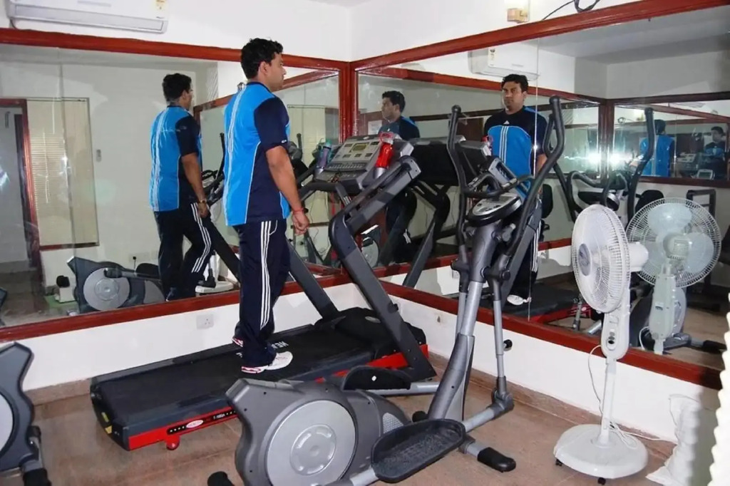 HOTEL VISHAL RESIDENCY NEAR DELHI AIRPORT with FREE AIRPORT DROP