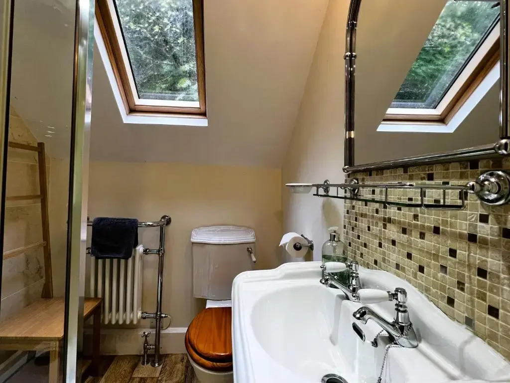 1 Apse Castle Cottage - Chocolate Box Cottage, Dog-Friendly 16th Century Cottage, surrounded by Ancient Woodland in Shanklin