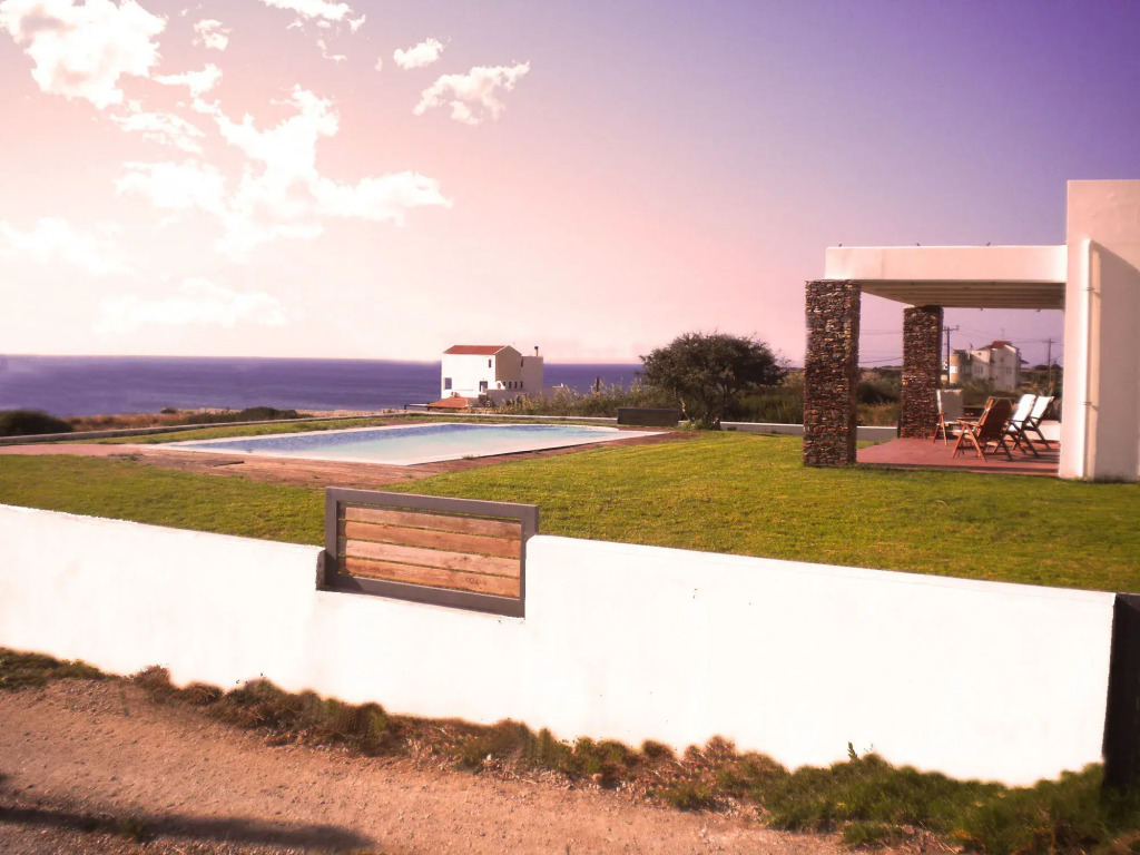 CRISTELIA SEAFRONT & POOL VILLA