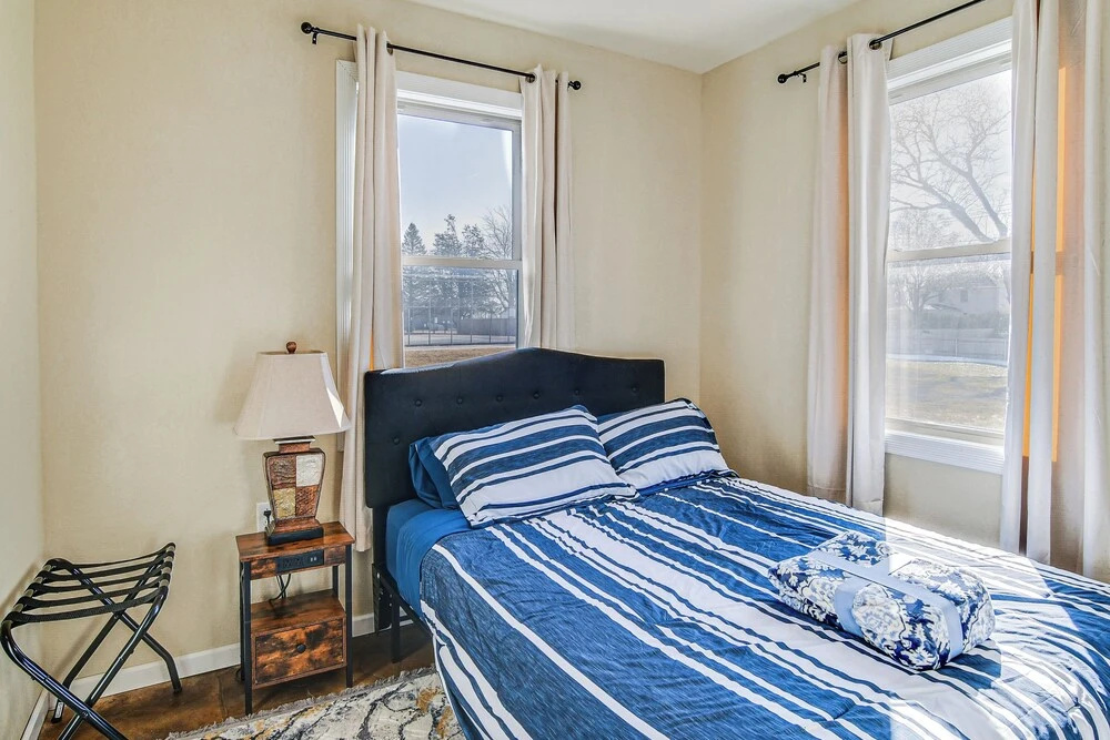2 Mi to Main St: Newton Guest House