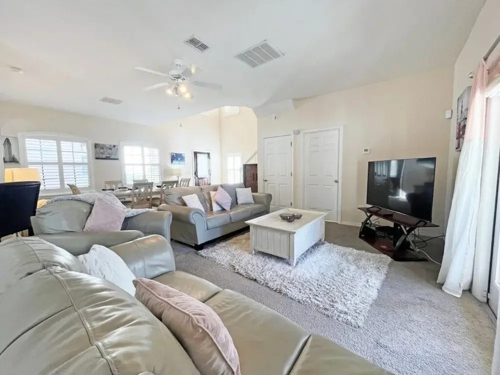 The White House 4 Bedroom Home