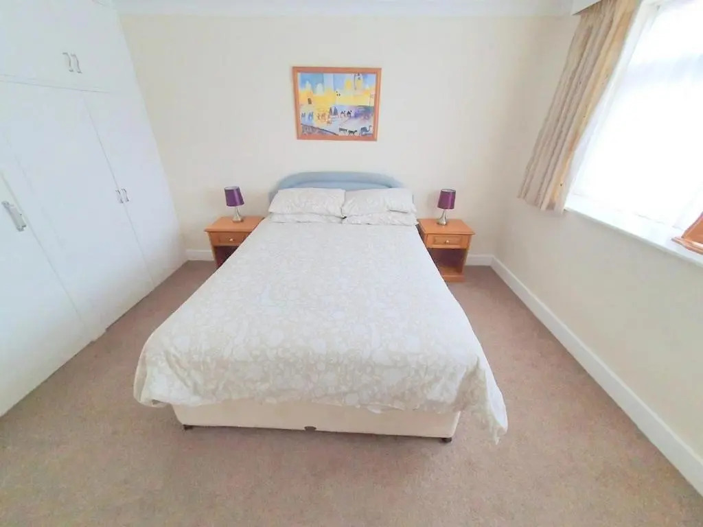 Wentworth Apartment with 2 bedrooms, Superfast Wi-Fi and private parking
