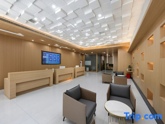 Lanqiao Hotel (Zhengzhou University South Campus Greentown Plaza Subway Station)