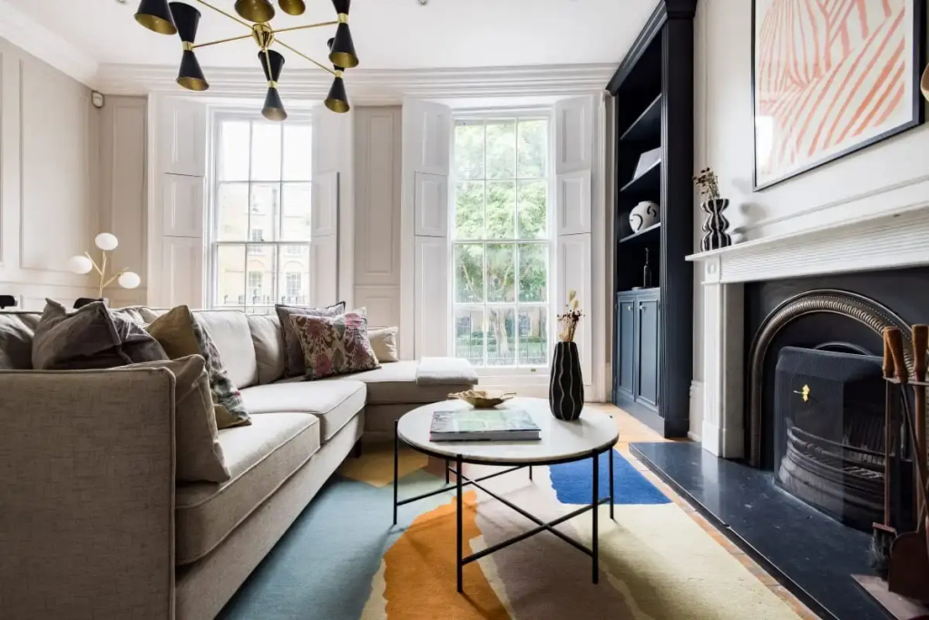 The Heart of Angel - Bright 2BDR House with Terrace, Gym & Cinema