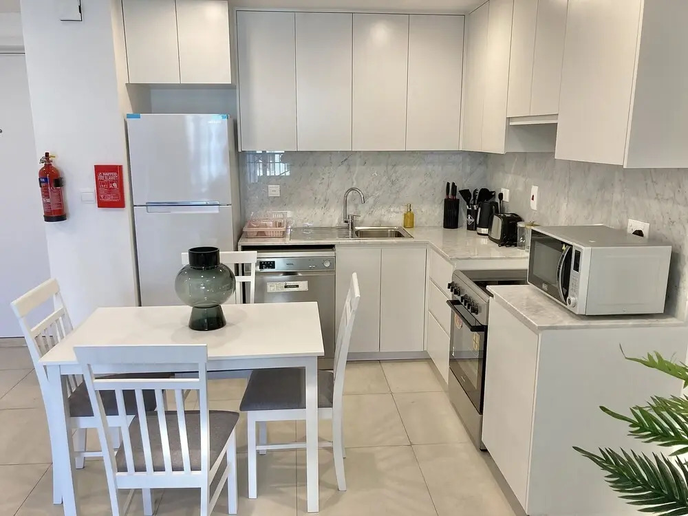 SuperHost - Lavish Condo with Burj View, Steps From Sea