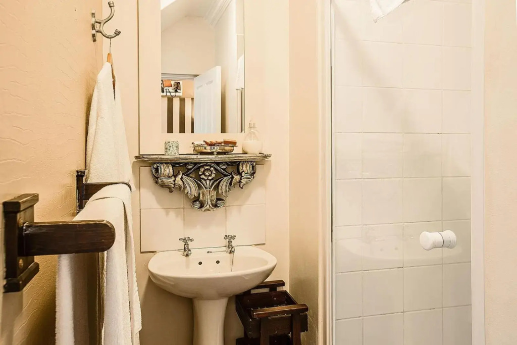 Goble Palms Guest Lodge & Urban Retreat