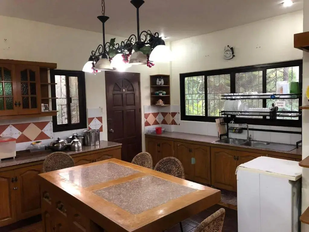 Tagaytay BNR Guesthouse 4BR With Balcony 12-14 Guest