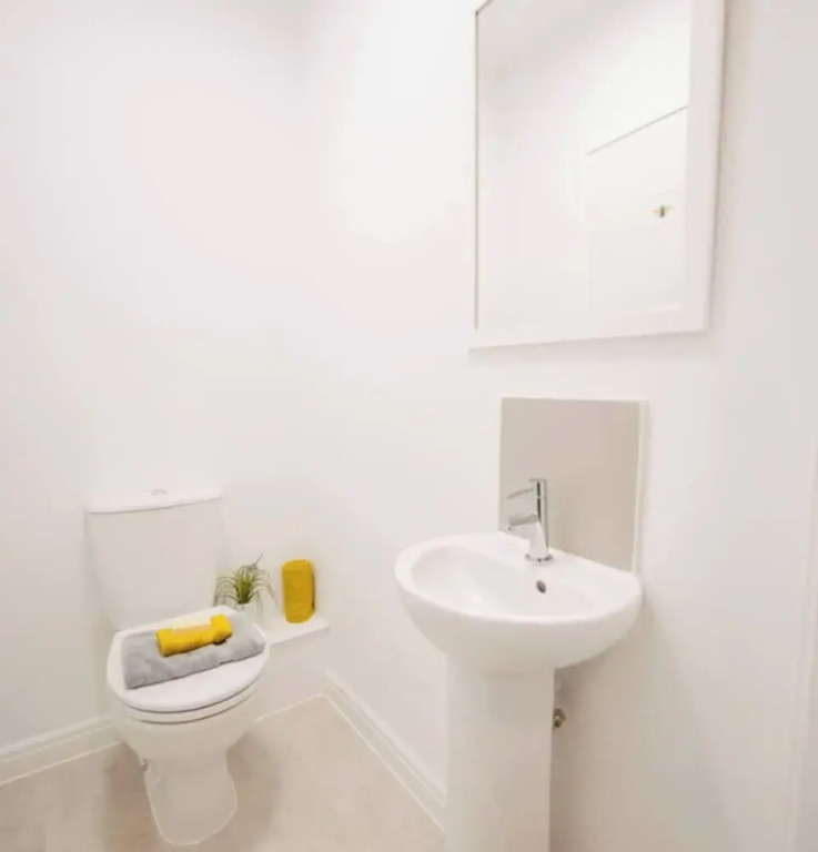 Beautiful 2-bedroom House Close to the Airport