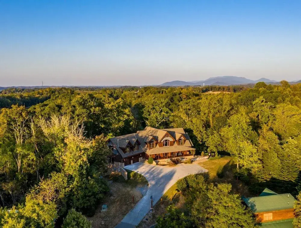 Grand Mountain Getaway 8 Bedroom Home by Redawning