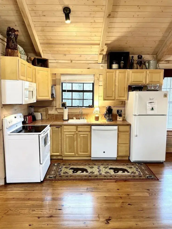 Perfectly private! Hot tub, king sized bed, grill, washer/dryer, and motorcycle friendly! Studio Cabin by RedAwning