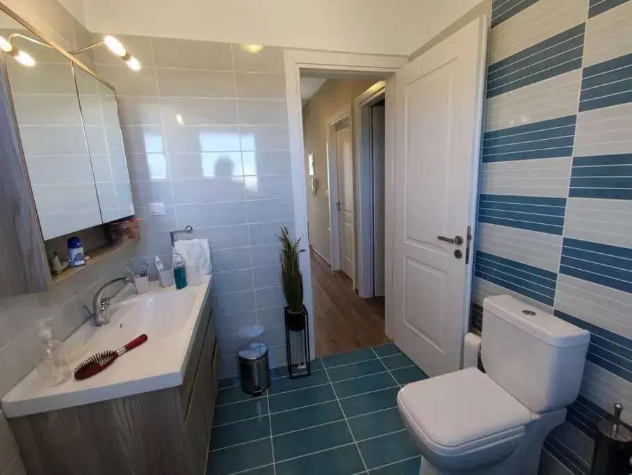 The Bright House a two-storey maisonette in Loutraki
