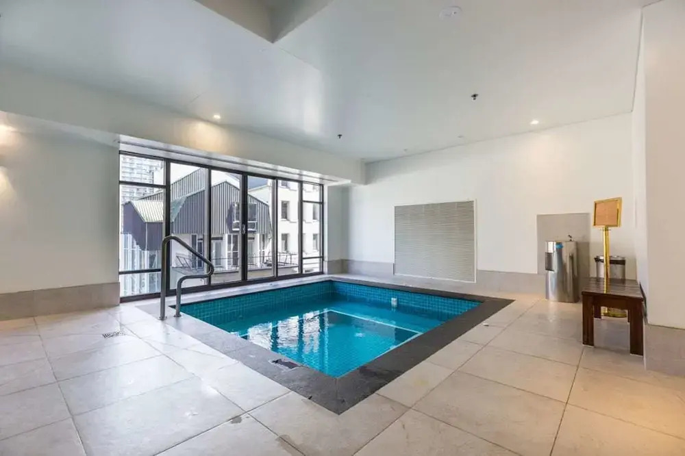Cozy Central Apt. w/ Pool & Gym by Zodiak Stays