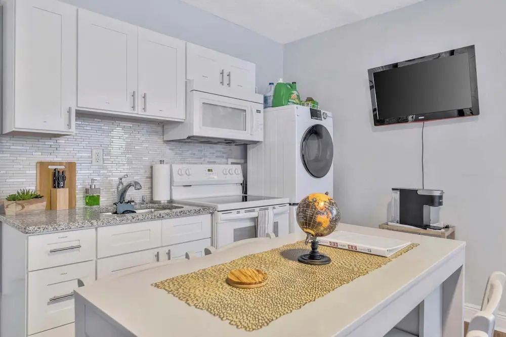 Sunny Tampa Home Near Downtown Stadiums