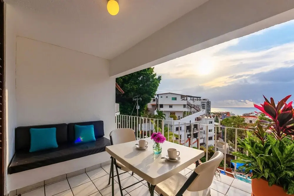 WIVC Alta Vista Condo - Stunning Views, Close to the Beach & Romantic Zone
