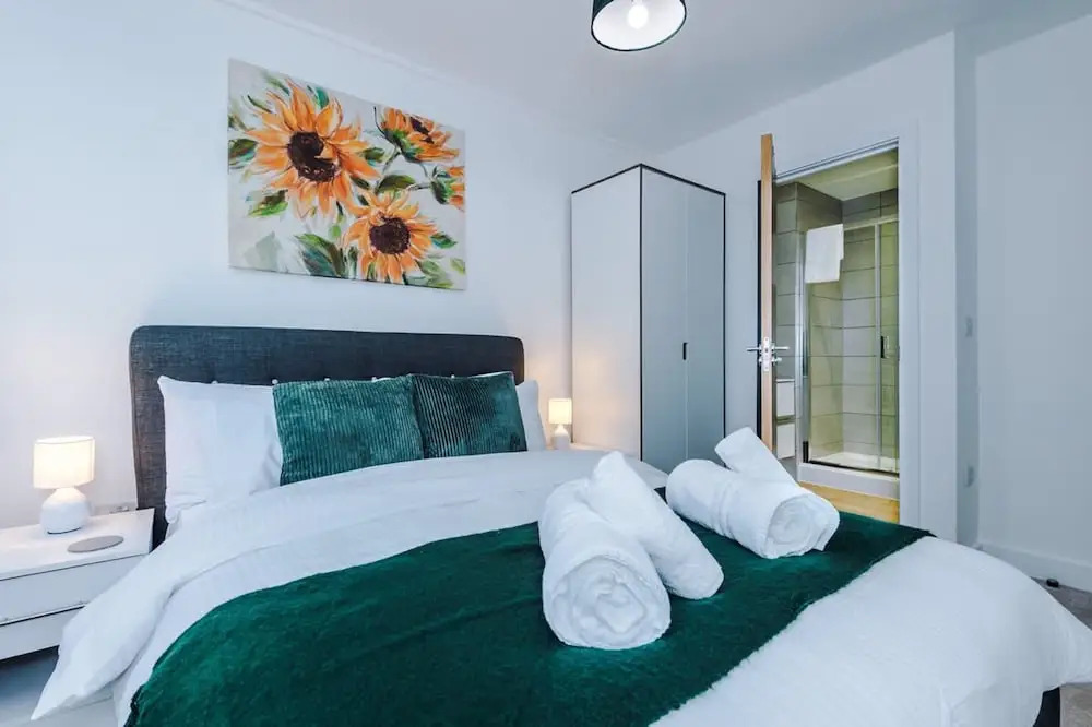NEW Stylish Apartment Amazing Location Sleeps 4