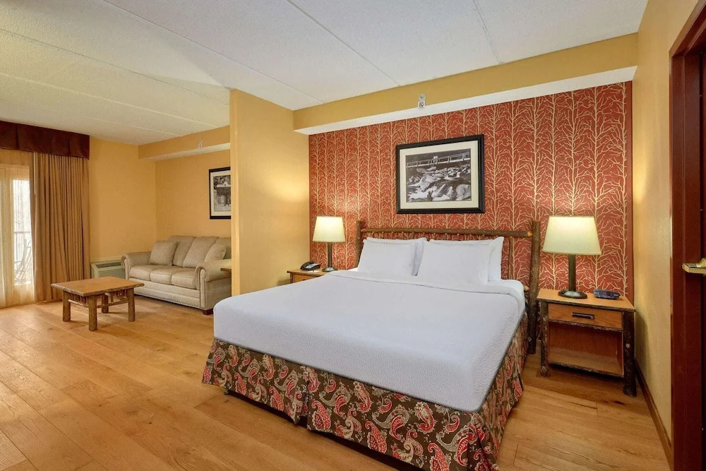 Bearskin Lodge on the River