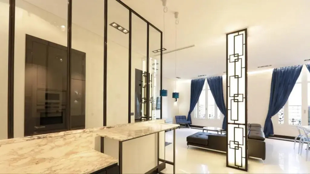 110 m2 golden square, renovated, 20metres croisette, parking private