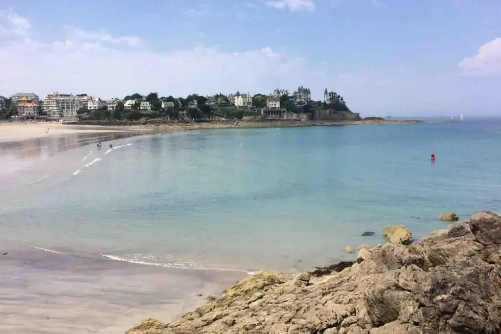 T2 50m du marchéplagesjardin privérue calme