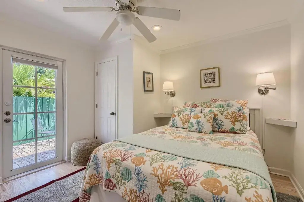Nini's Cottage 4bd-3ba - Private Pool - Parking