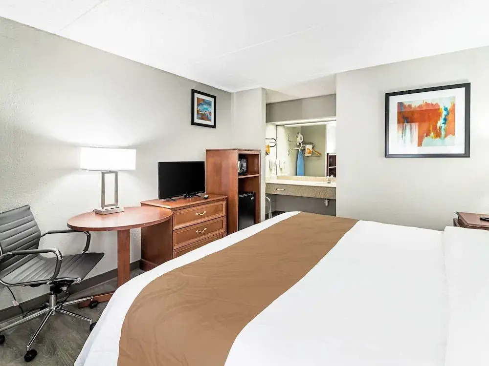 Farragut Inn & Suites