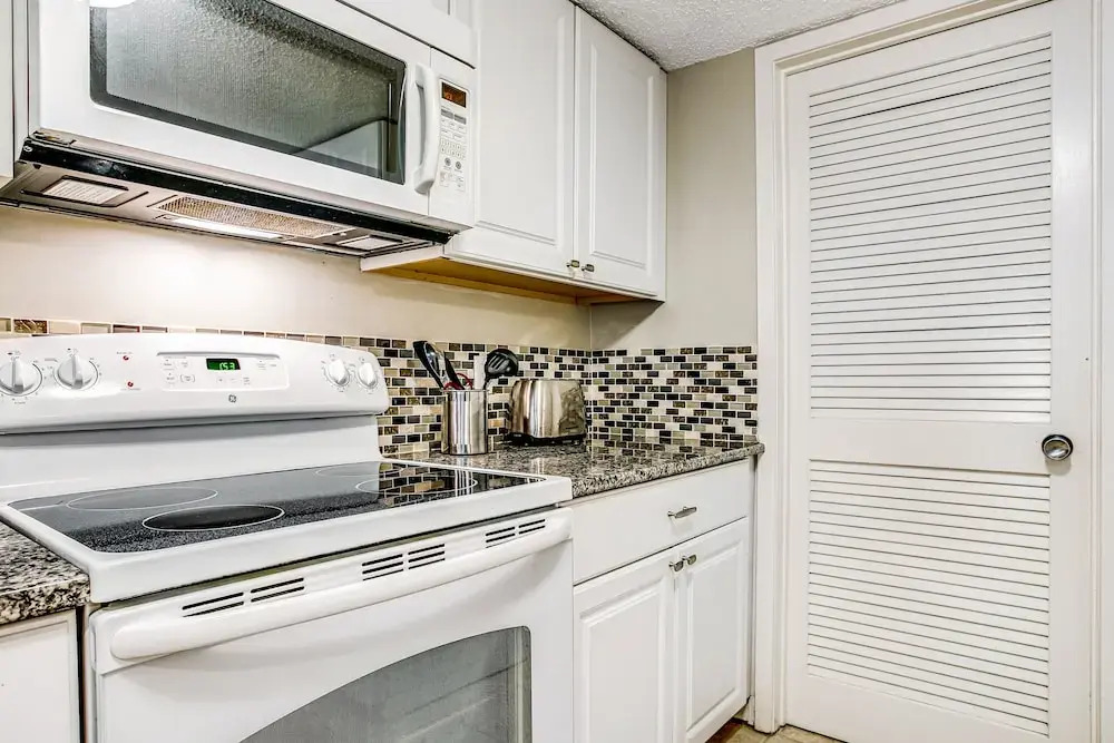 Charming Villa Just Steps to Beach & Shared Pool w/Central AC, Private WD, WiFi