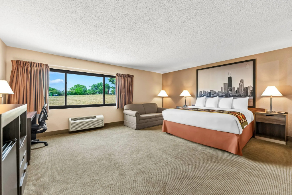 Super 8 by Wyndham Elgin