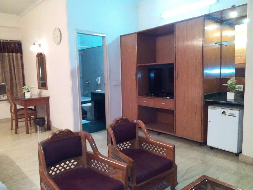 Hotel Queens Residency