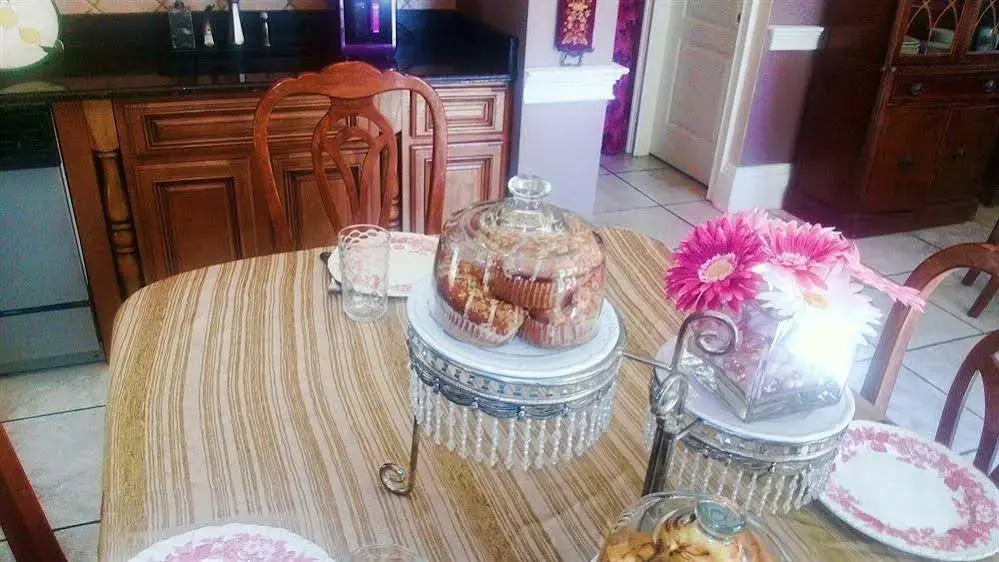 Naomis Inn Bed & Breakfast