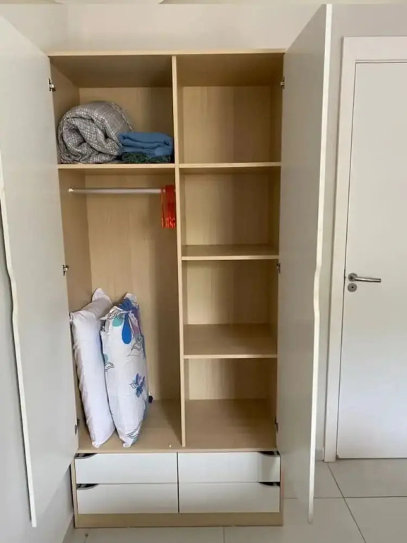 Apto novo e arejado com uma ampla sacada