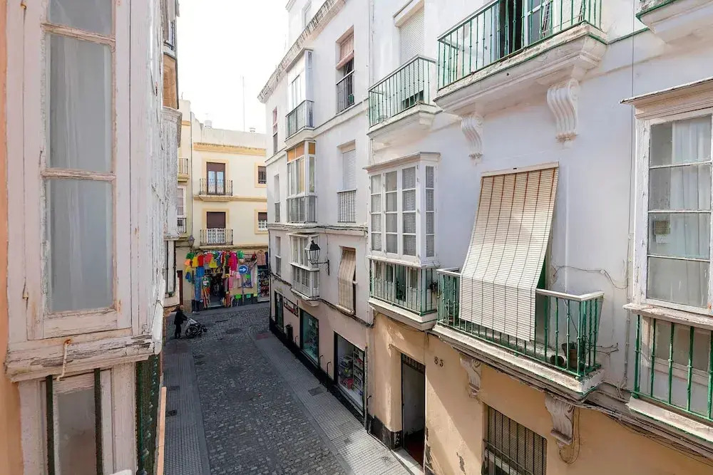 Starlight in Cadiz With 3 Bedrooms and 1 Bathrooms