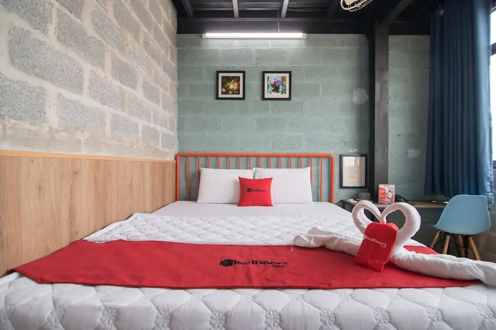 RedDoorz Plus @ Ung Van Khiem Street