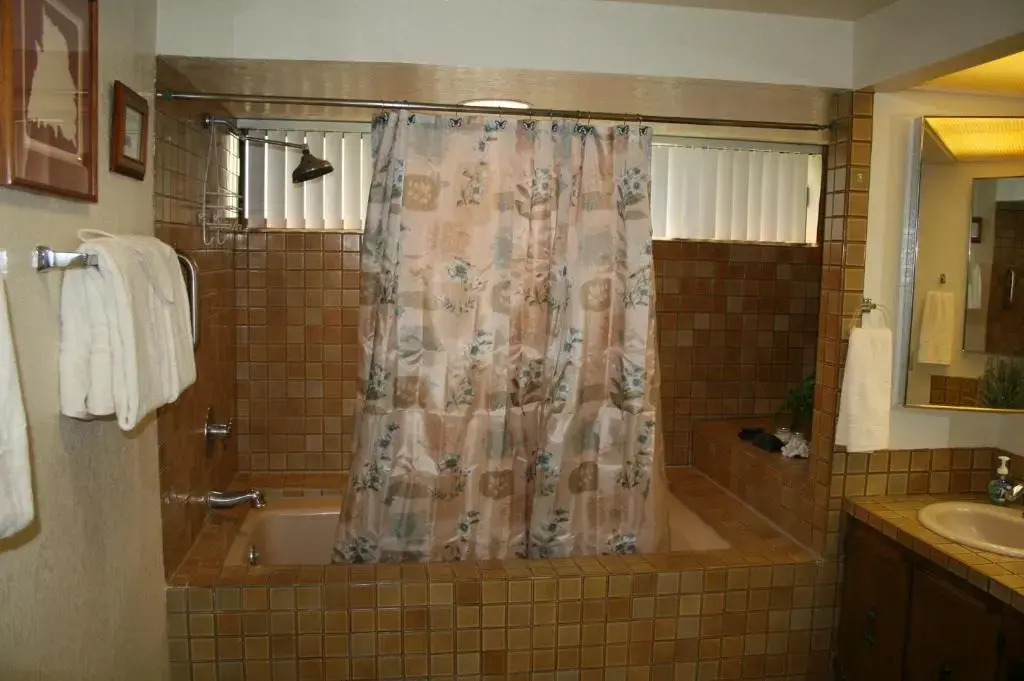 Spacious 1 BR/1 BA Keauhou Gardens condo at Kona Coast Resort