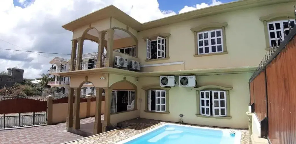 RS VILLAS - Three bedrooms share apartment with private room and free WIFI and 100mts to the beach and ac and 100mts to bus stop and pool