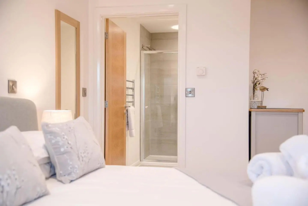 8 Deben Wharf