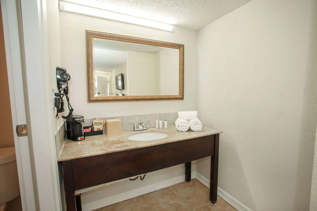 Travelodge by Wyndham Macon West