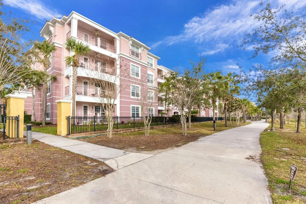 Palmavera Deluxe 3 Bedroom Condo by Redawning