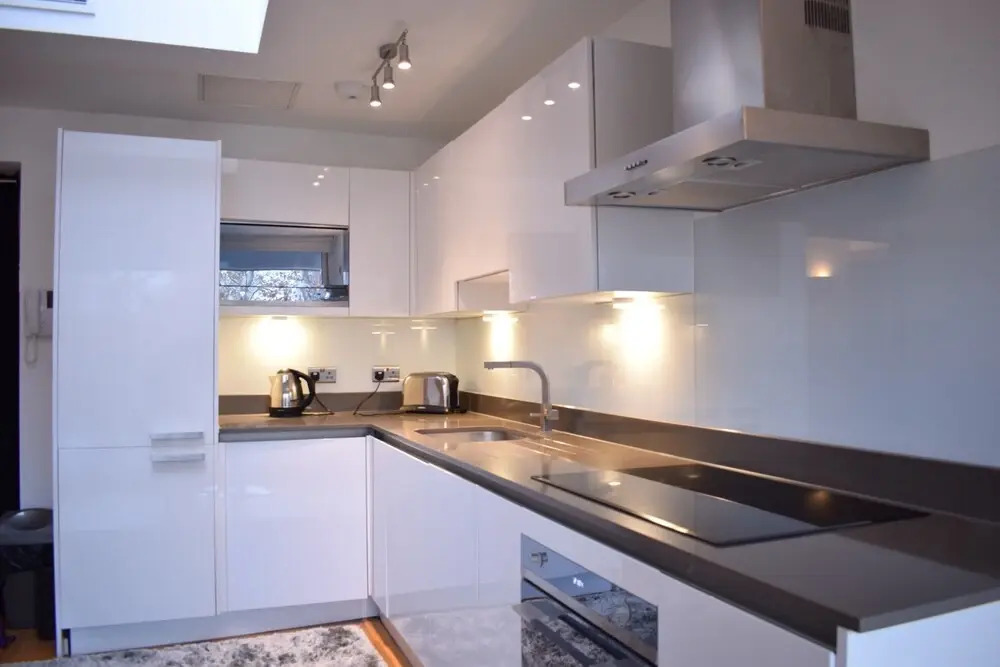 Modern 1 Bedroom Flat in Chelsea With Balcony