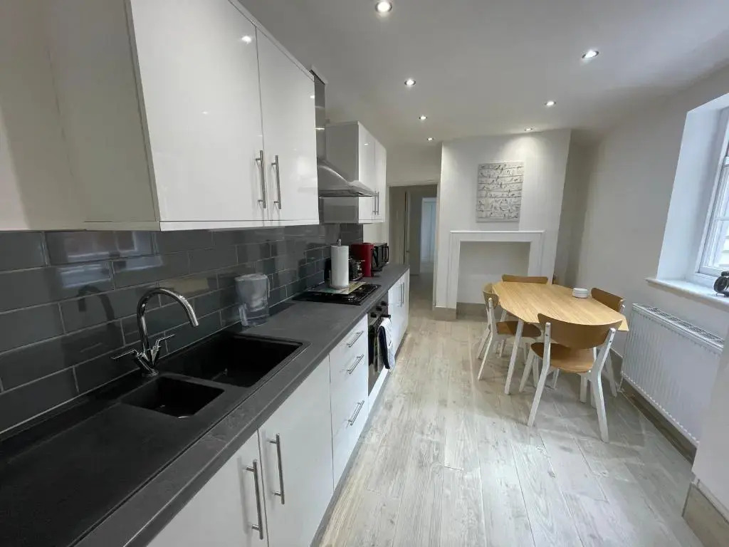 Canterbury 2 bed Holiday Home Sleeps 6 City Centre FREE Parking