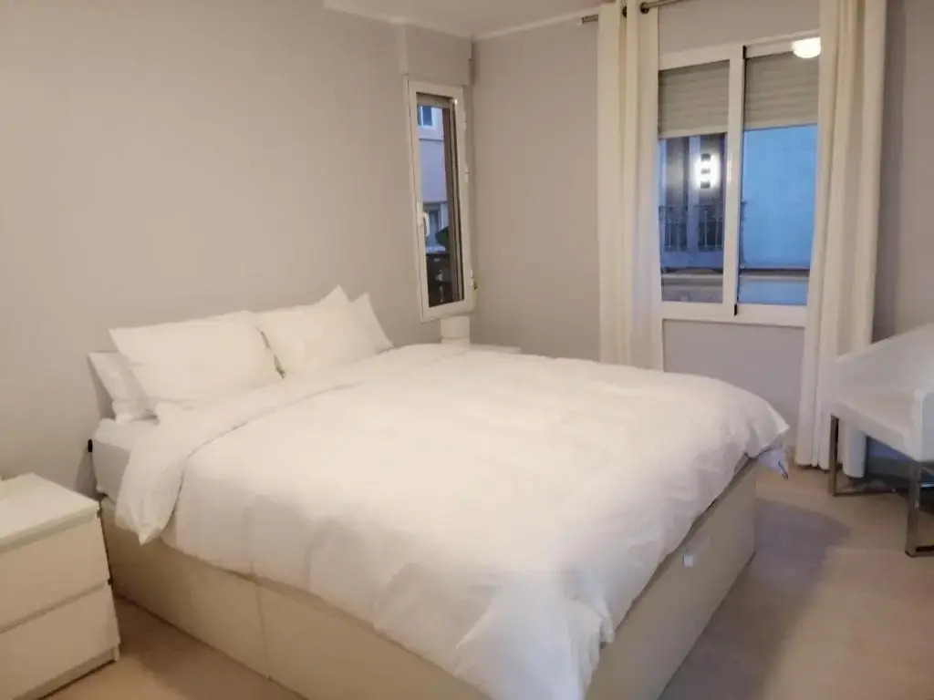 Modern 2 BR corner unit in the heart of Alicante