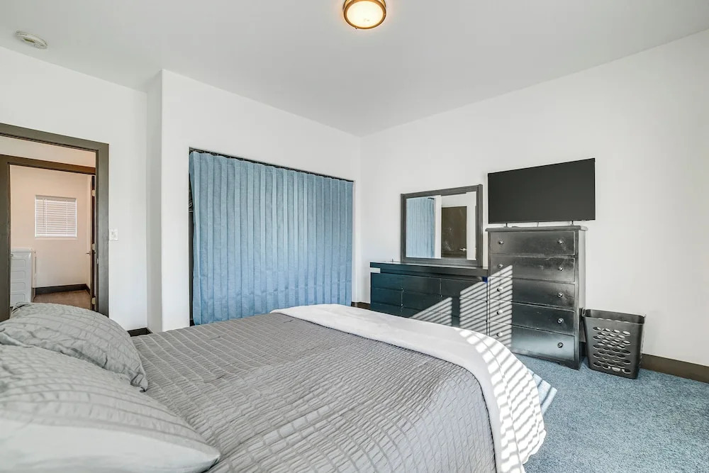 Fully Updated! Prime Riverside Spot Near Dtwn
